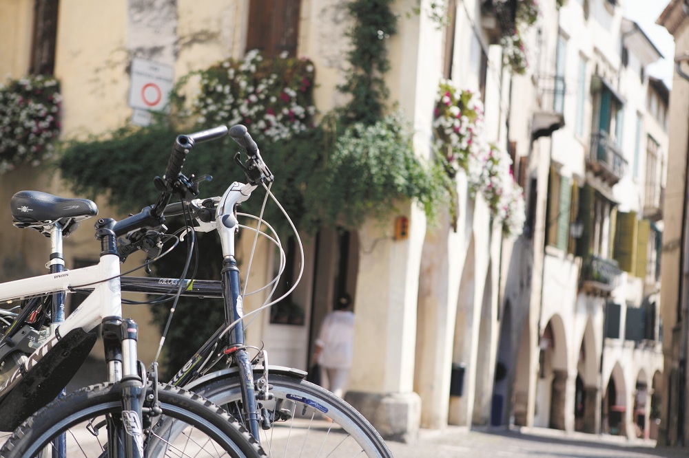 Dames en Herenfiets in Italiaans straatje. 